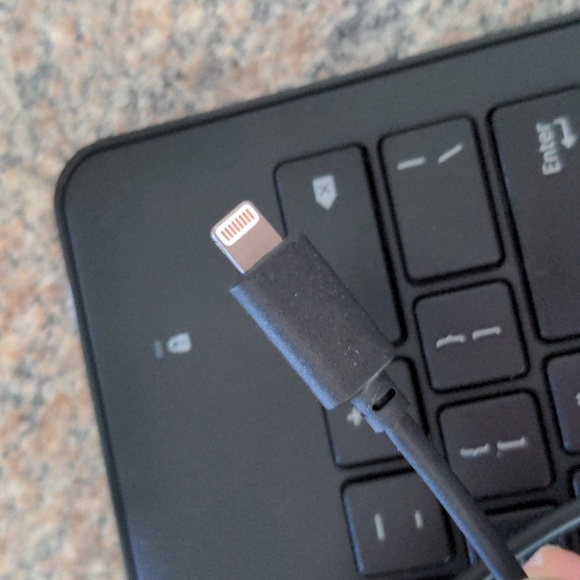 Kensington Wired Keyboard with Lightning Connector iPad - Picture 2 of 8